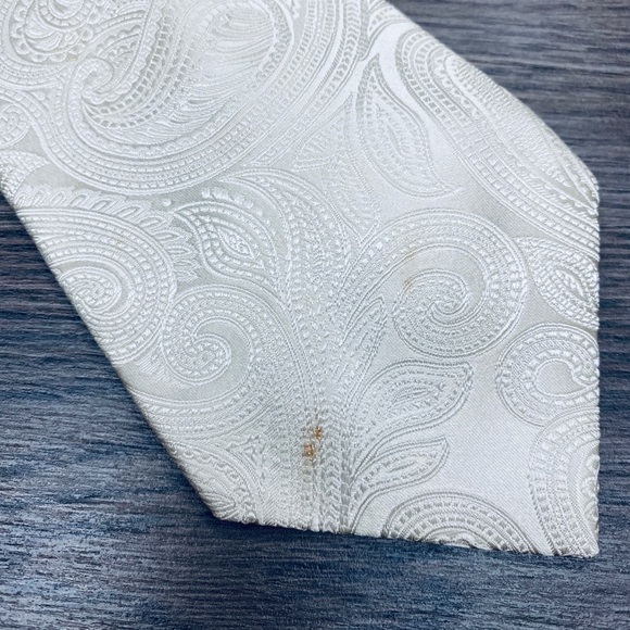 Donald Trump Solid White Paisley Silk Tie - Picture 2 of 6